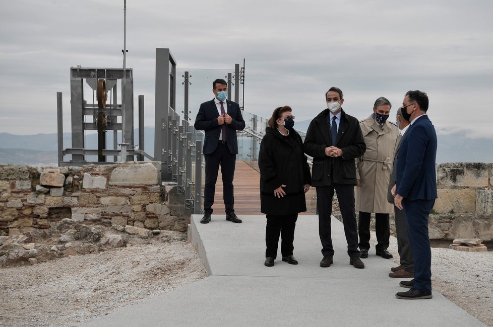 Řecký premiér Kyriakos Mitsotakis s členy své vlády na athénské Akropoli