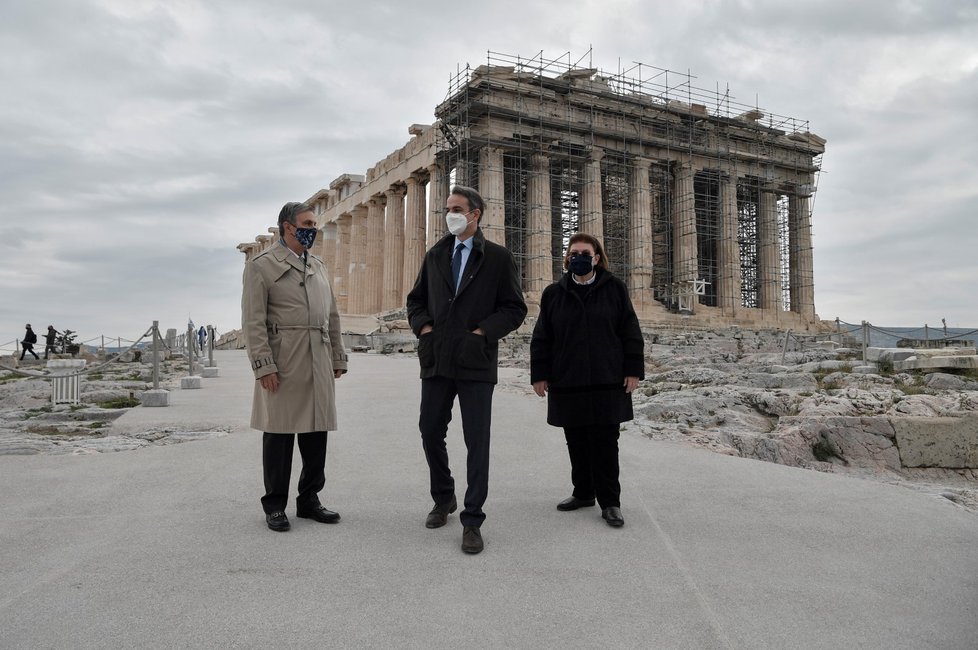 Řecký premiér Kyriakos Mitsotakis se členy své vlády na athénské Akropoli před chrámem Parthenón