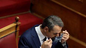 Řecký premiér Kyriakos Mitsotakis si v parlamentu nasazuje roušku