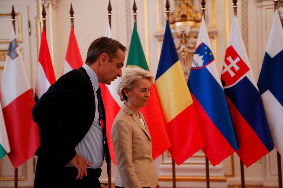 Evropská rada v Praze: Řecký premiér Kyriakos Mitsotakis s šéfkou Komise Ursulou von der Leyenovou.
