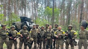 Generálmajor Kyrylo Budanov, náčelník Vojenské rozvědky Ukrajiny se svými spolubojovníky (13.7.2023)