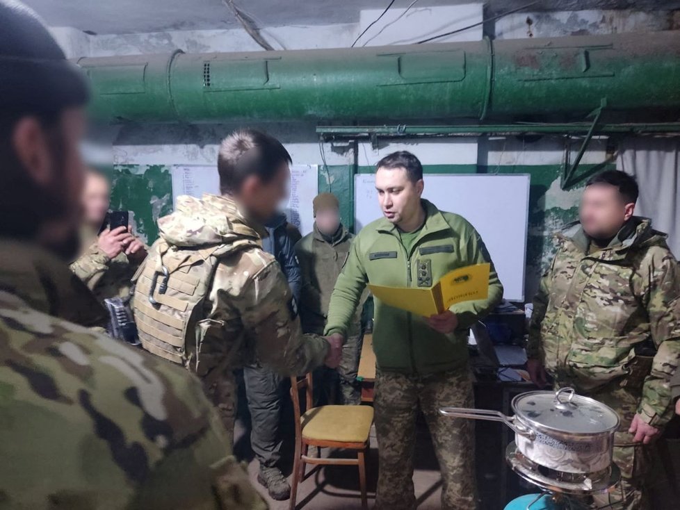 Generálmajor Kyrylo Budanov, náčelník Vojenské rozvědky Ukrajiny se svými spolubojovníky (13. 7. 2023)