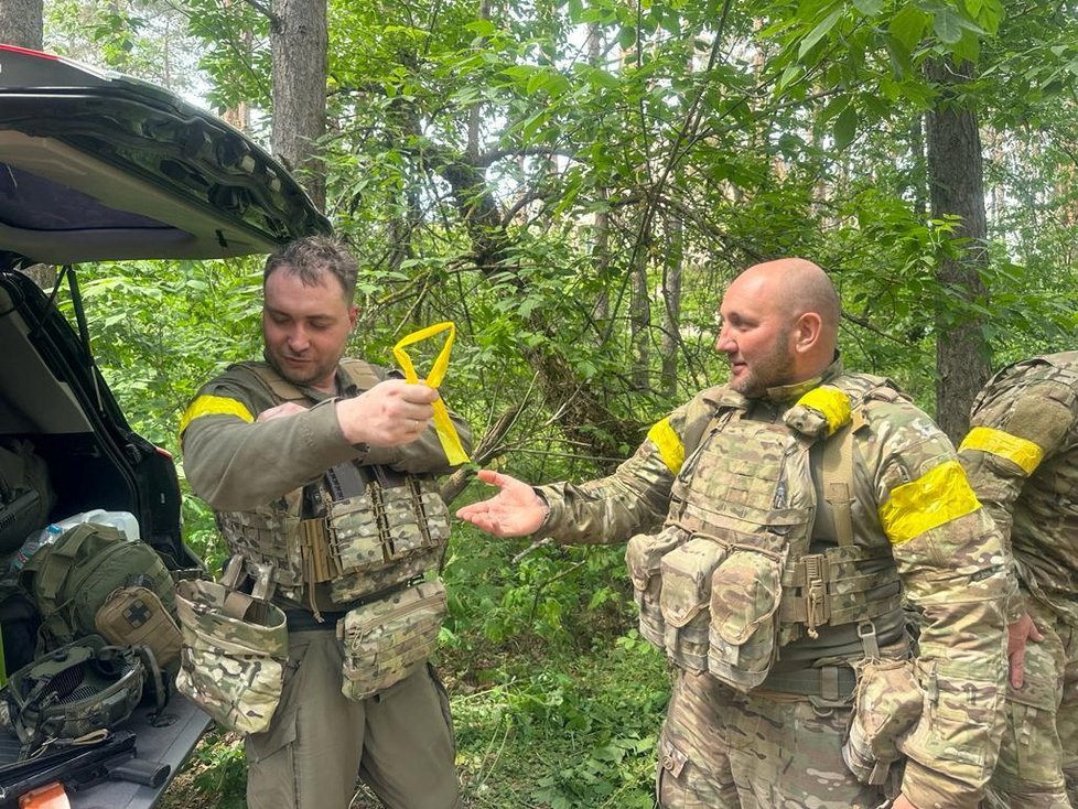 Generálmajor Kyrylo Budanov, náčelník Vojenské rozvědky Ukrajiny se svými spolubojovníky (13.7.2023)