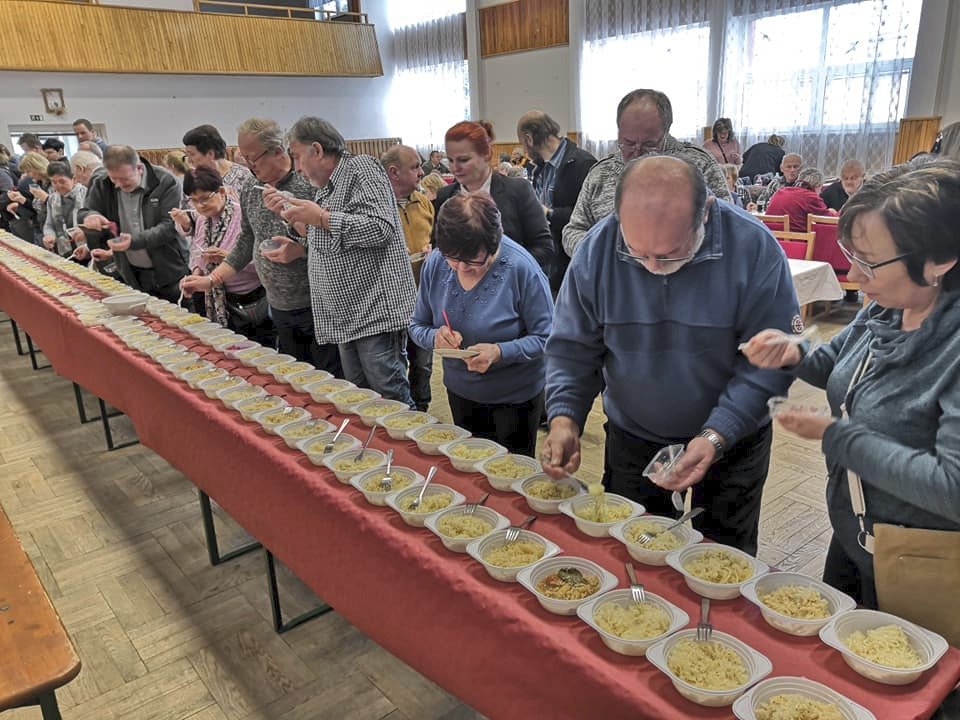 Kulturní dům v Blatničce na Hodonínsku praskal při mezinárodní soutěži o nejlepší domácí kysané zelí ve švech. Lidé měli k ochutnání 177 vzorků od svých sousedů a přátel.