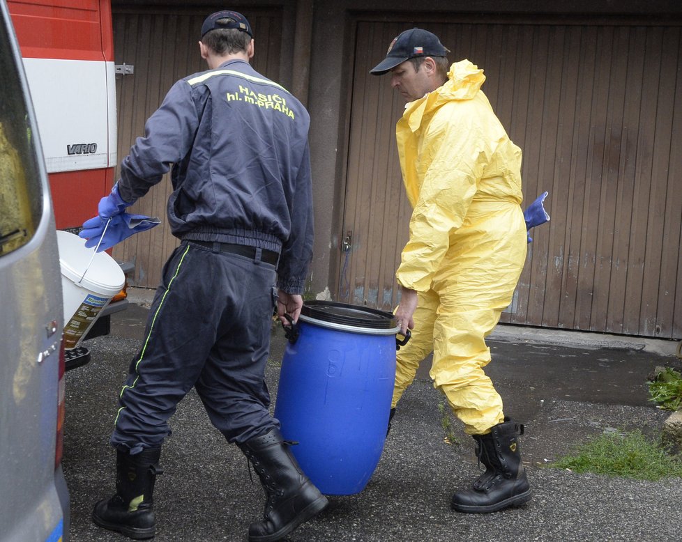 Útočník se na čin dobře připravil. S sebou měl totiž podle dostupných zpráv tři lahve plné žíraviny.