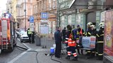 Žíravinový útok v Plzni: Dva poleptané museli převézt do Prahy! Útočnice zůstává v cele