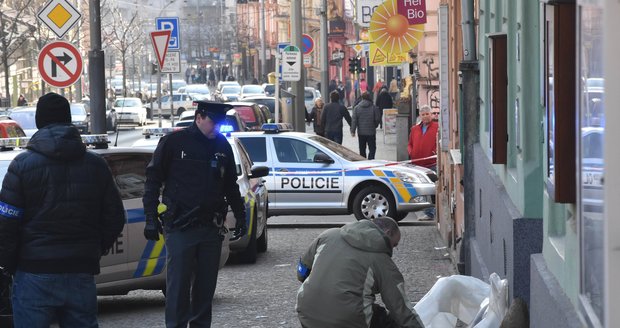 V erotickém klubu v Plzni zaútočila žena na několik lidí chemikálií, nejspíše kyselinou.