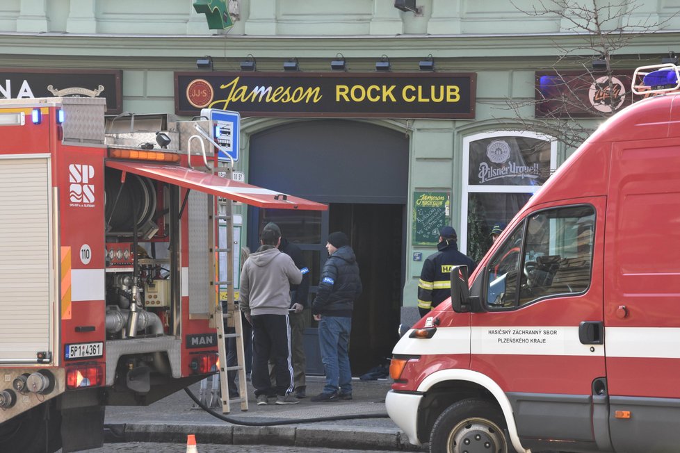 V erotickém klubu v Plzni zaútočila žena na několik lidí chemikálií, nejspíše kyselinou.