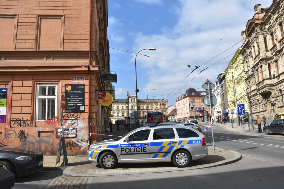 V erotickém klubu v Plzni zaútočila žena na několik lidí chemikálií, nejspíše kyselinou.