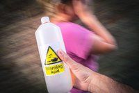 Otřesná pomsta v Krnově: Zhrzená žena polila milenku expartnera chemikálií!