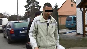 Policie prohledávala dům Jana D. Nechala mu odtáhnout auto