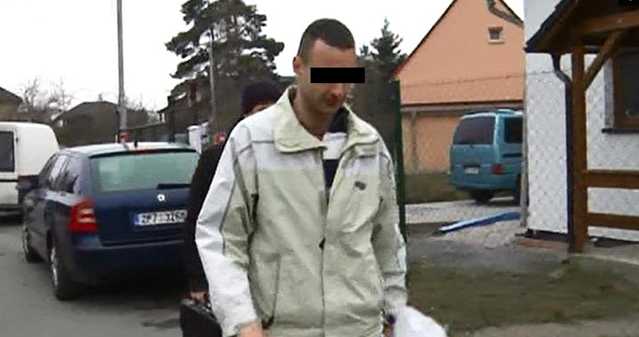 Policie prohledávala dům Jana D. Nechala mu odtáhnout auto.