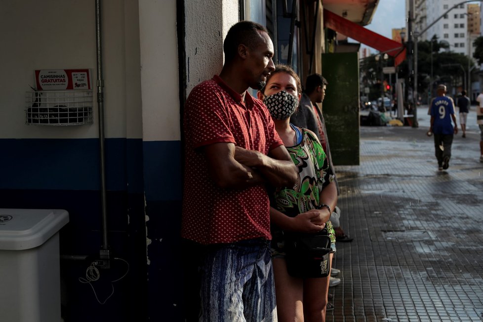 Koronavirus kosí Peru: Brazilská varianta dohnala lidi na ulici, kde čekají na kyslík