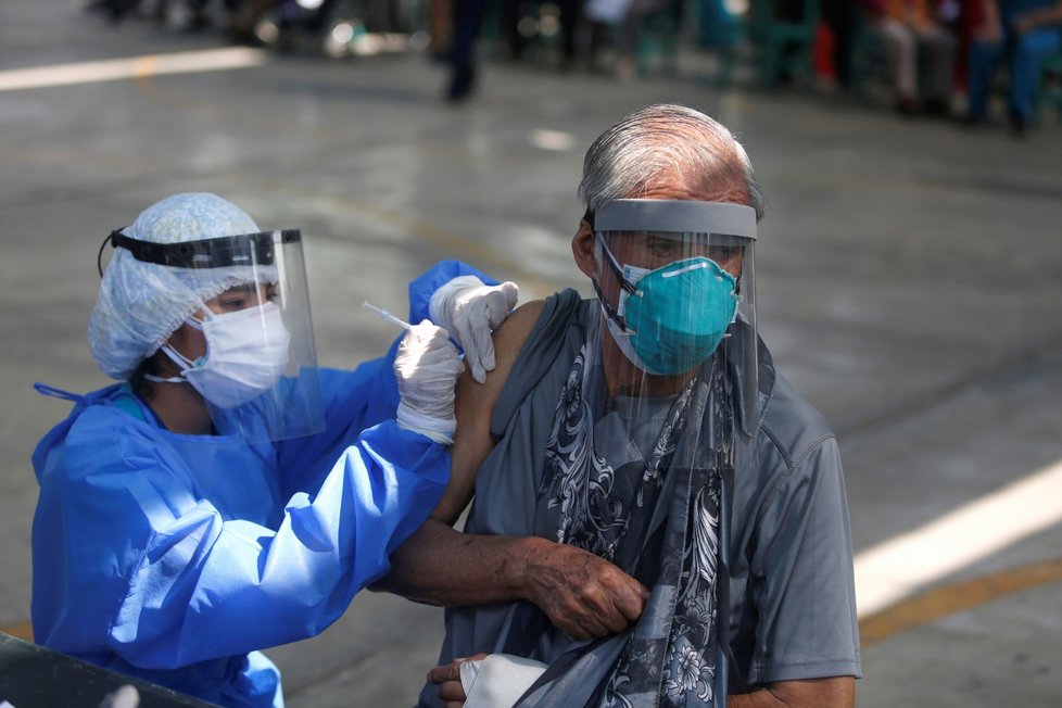 Koronavirus kosí Peru: Brazilská varianta dohnala lidi na ulici, kde čekají na kyslík