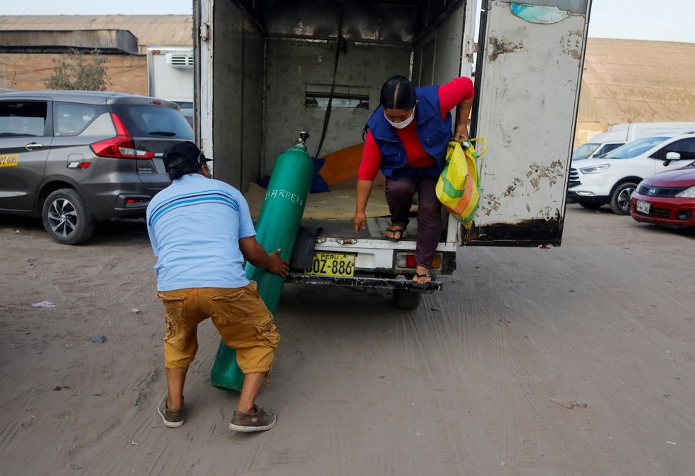 Koronavirus kosí Peru: Brazilská varianta dohnala lidi na ulici, kde čekají na kyslík