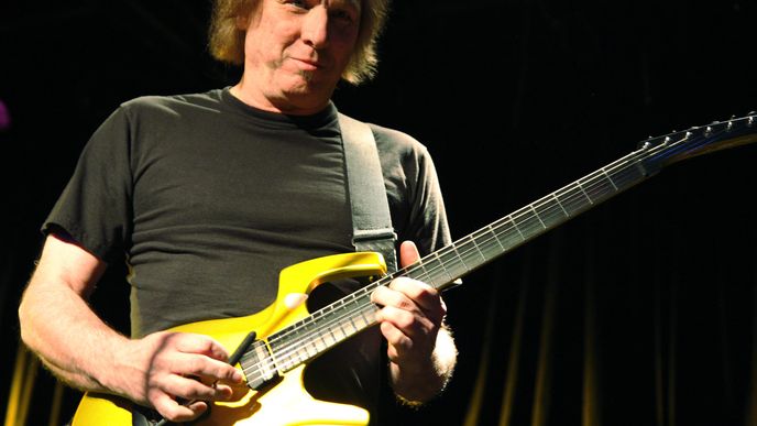 Adrian Belew, kytarista, od něhož opisoval Michal Pavlíček, zahraje v Lucerna Music Baru