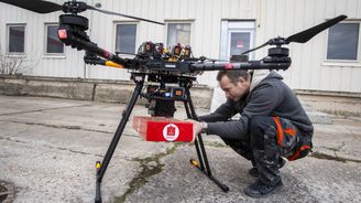 Nad Modřany létal dron nesoucí ukulele. Obchod Kytary.cz otestoval netradiční doručení zásilky