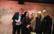 Na premiéře zleva Bolek Polívka, manželka Marcela, Eva Hudečková, Václav Hudeček, Michal Stejskal. Na premiéře zleva Bolek Polívka, manželka Marcela, Eva Hudečková, Václav Hudeček, Michal Stejskal.