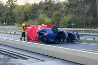 Tragédie na D4 u Kytína: Auto narazilo do svodidel a skončilo na střeše, jeden mrtvý