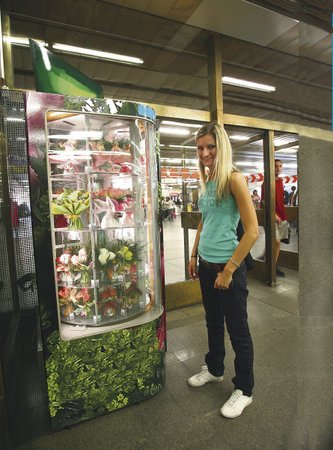 Nový typ automatu ve vestibulu metra Náměstí Republiky zaujal i Moniku Davidovou ze Strání
