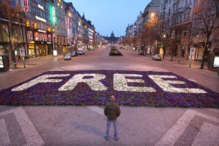 Hotovo bylo kolem šesté hodiny ranní. Václavské náměstí v té době bylo ještě liduprázdné.