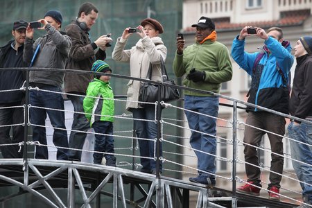 Neobvyklá výzdoba slavného náměstí přilákala pozornost mnoha kolemjdoucích. Fotili si ji i z malého mobilního mostu, postaveného pro tento účel.