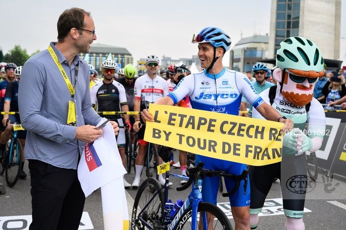 Petr Čech a cyklista Zdeněk Štibar na startu třetího ročníku cyklistického závodu L'Etape Czech Republic by Tour de France, dne 10. června 2023 v Praze. Petr Čech a cyklista Zdeněk Štibar na startu třetího ročníku cyklistického závodu L'Etape Czech Republic by Tour de France, dne 10. června 2023 v Praze.