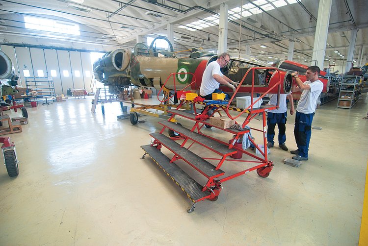 Stará L-39 nigerijských vzdušných sil na generální  opravě v Aero Vodochody