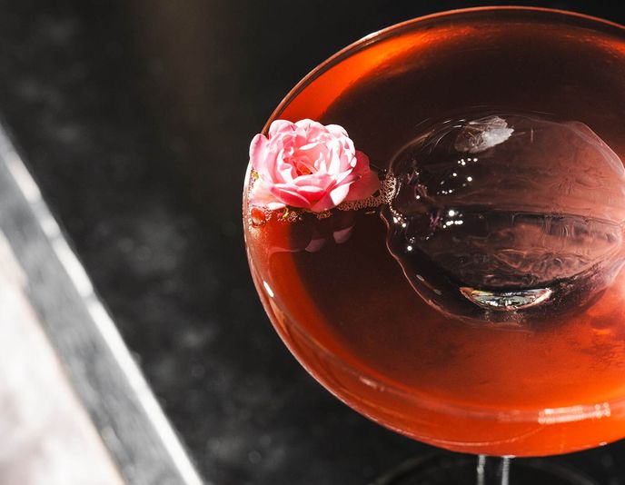 Úplně prvním koktejlem Herbaria je Rose (Růže) – kombinace ginu s tóny sakury, cordialu z růžových květů, třešňové vody a šampaňského J.M. Seleque Rosé, které podpoří florální ráz nápoje. Úplně prvním koktejlem Herbaria je Rose (Růže) – kombinace ginu s tóny sakury, cordialu z růžových květů, třešňové vody a šampaňského J.M. Seleque Rosé, které podpoří florální ráz nápoje.