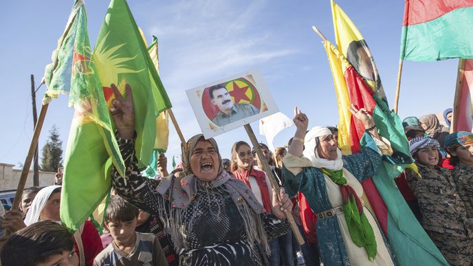 Demonstrace Kurdů v Kobani proti politice tureckého prezidenta Erdogana