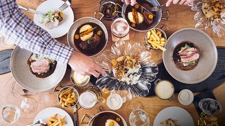 Pozdní snídaně: brunch aneb dobré jídlo, pití a odpočinek