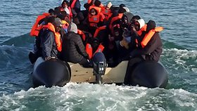 Migranti se snaží přeplavit z Francie do Británie (23. 4. 2024).