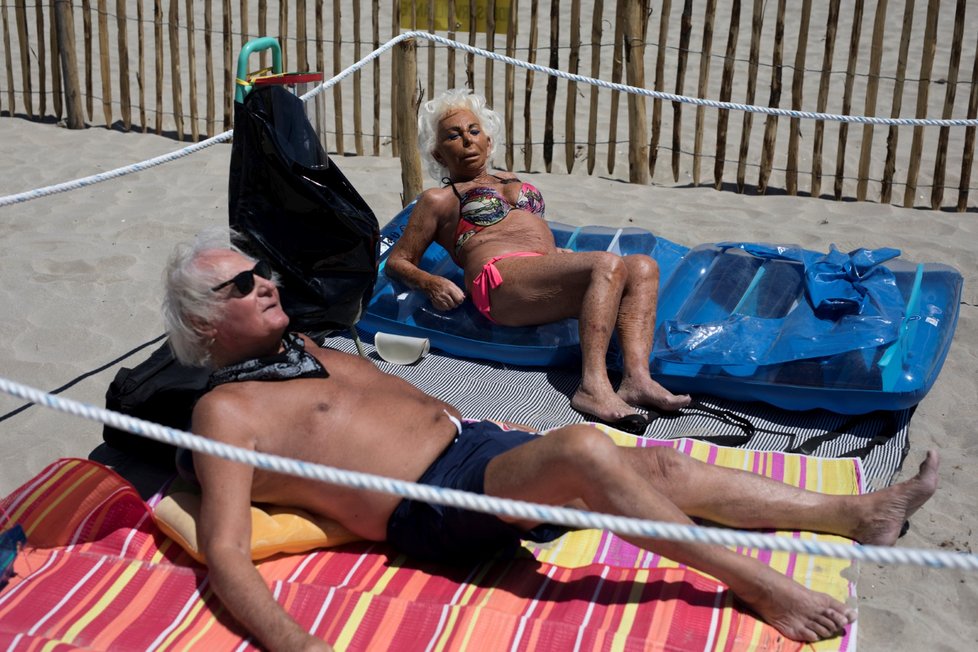 Pláže v jižní Francii La Grande Motte už jsou plné ohraničení pro lidi, aby bylo možné dodržovat rozestupy (28.5.2020)