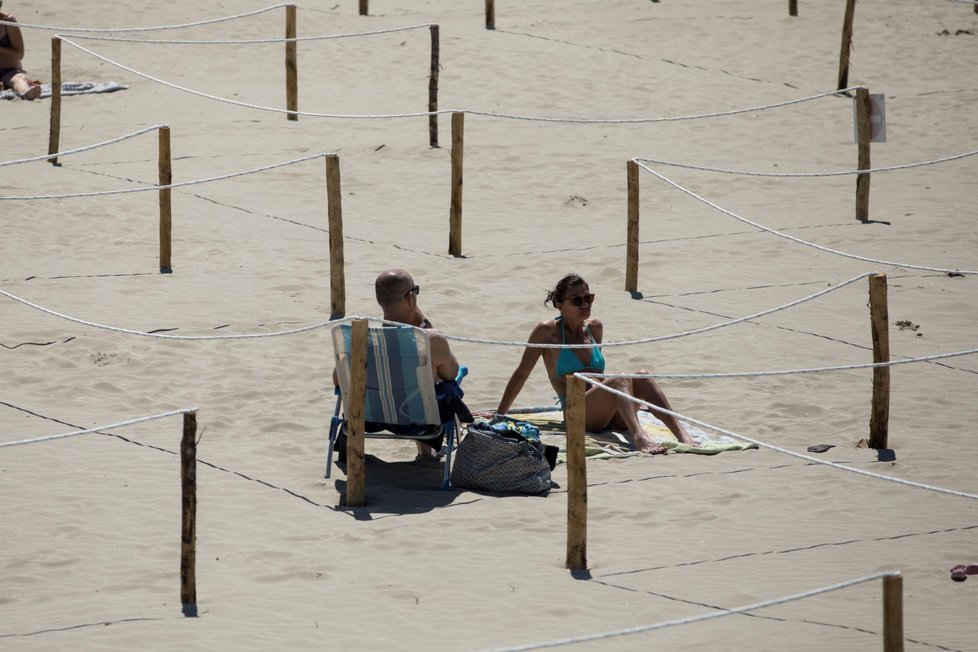 Pláže v jižní Francii La Grande Motte už jsou plné ohraničení pro lidi, aby bylo možné dodržovat rozestupy (28. 5. 2020).