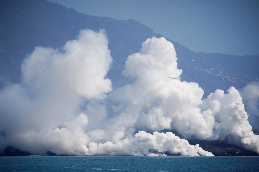 Zvýšená koncentrace sopečného popelu v ovzduší na ostrově La Palma stále působí problémy (říjen 2021).