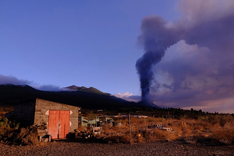 Zvýšená koncentrace sopečného popelu v ovzduší na ostrově La Palma stále působí problémy (říjen 2021)