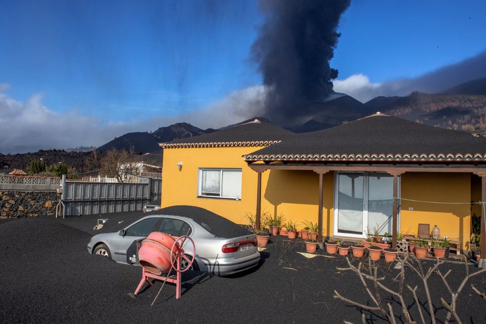 Zvýšená koncentrace sopečného popelu v ovzduší na ostrově La Palma stále působí problémy (říjen 2021)