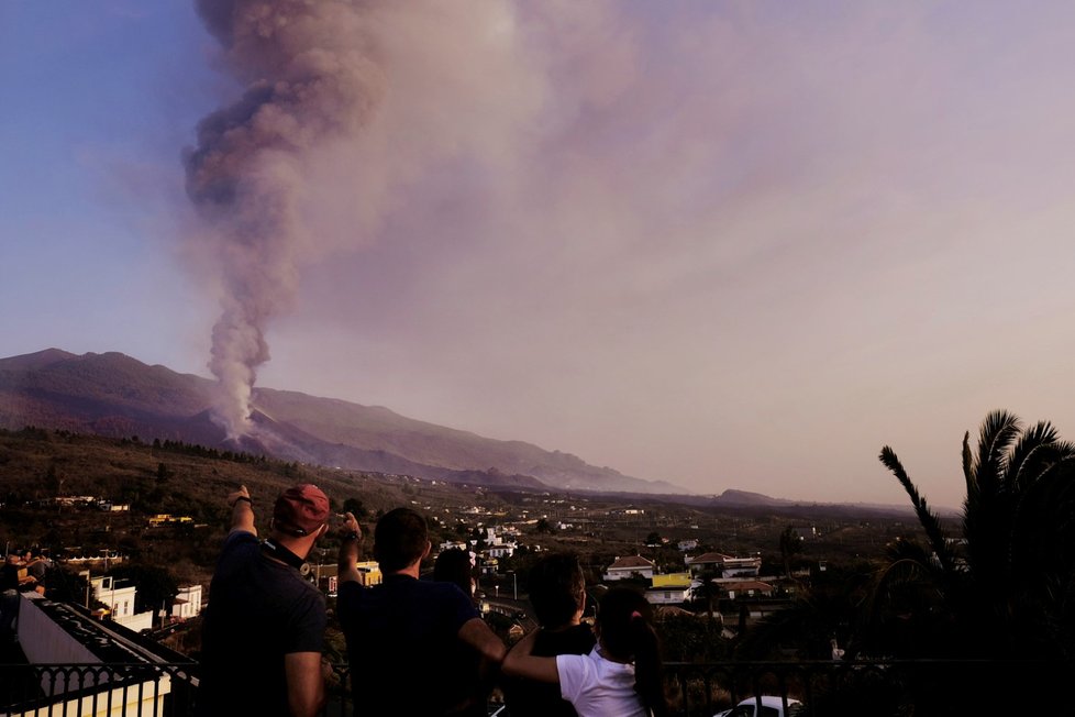 Zvýšená koncentrace sopečného popelu v ovzduší na ostrově La Palma stále působí problémy (říjen 2021)