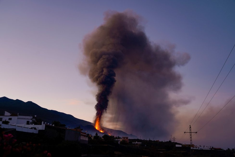 Zvýšená koncentrace sopečného popelu v ovzduší na ostrově La Palma stále působí problémy (říjen 2021)