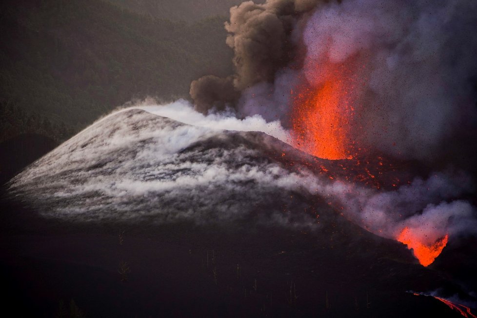 Zvýšená koncentrace sopečného popelu v ovzduší na ostrově La Palma stále působí problémy (říjen 2021)