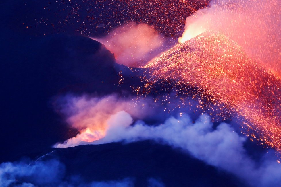 Vulkán na ostrově La Palma pokračuje v chrlení lávy (21.10.2021)