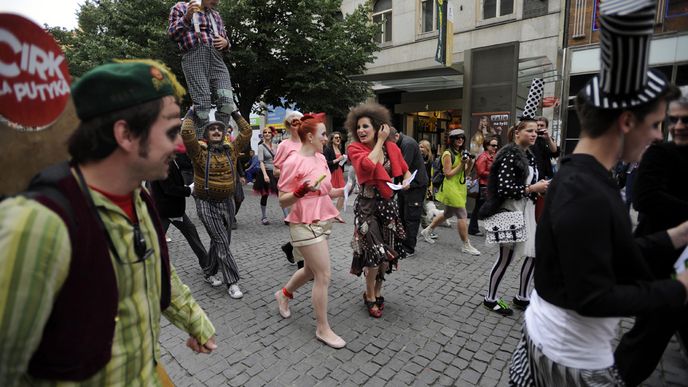 Před rokem takhle verbovali diváky na festivalu ve skotském Edinburghu, letos si dal Cirk La Putyka průvod českou metropolí. A byl k nepřehlédnutí: pestré kostýmy a krkolomné kousky divadelního souboru dokázaly zaujmout kvaltující domácí i cizince zkoumající Orloj. K nepřehlédnutí je nyní také ChapiteauX, obří cirkusový stan na letenském kopci, který se na dva měsíce stal hlavní domovskou scénou populárních divadelníků. Pod vedením principála Rosti Nováka tu chtějí večer co večer až do konce čevence tančit, šplhat, metat salta a hrát. K nohám už Cirku a jeho poeticko-adrenalinovým představením padly Helsinky, Sydney i zmíněný Edinburgh, teď je na řadě Praha.