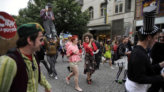 Před rokem takhle verbovali diváky na festivalu ve skotském Edinburghu, letos si dal Cirk La Putyka průvod českou metropolí. A byl k nepřehlédnutí: pestré kostýmy a krkolomné kousky divadelního souboru dokázaly zaujmout kvaltující domácí i cizince zkoumající Orloj. K nepřehlédnutí je nyní také ChapiteauX, obří cirkusový stan na letenském kopci, který se na dva měsíce stal hlavní domovskou scénou populárních divadelníků. Pod vedením principála Rosti Nováka tu chtějí večer co večer až do konce čevence tančit, šplhat, metat salta a hrát. K nohám už Cirku a jeho poeticko-adrenalinovým představením padly Helsinky, Sydney i zmíněný Edinburgh, teď je na řadě Praha. Před rokem takhle verbovali diváky na festivalu ve skotském Edinburghu, letos si dal Cirk La Putyka průvod českou metropolí. A byl k nepřehlédnutí: pestré kostýmy a krkolomné kousky divadelního souboru dokázaly zaujmout kvaltující domácí i cizince zkoumající Orloj. K nepřehlédnutí je nyní také ChapiteauX, obří cirkusový stan na letenském kopci, který se na dva měsíce stal hlavní domovskou scénou populárních divadelníků. Pod vedením principála Rosti Nováka tu chtějí večer co večer až do konce čevence tančit, šplhat, metat salta a hrát. K nohám už Cirku a jeho poeticko-adrenalinovým představením padly Helsinky, Sydney i zmíněný Edinburgh, teď je na řadě Praha.