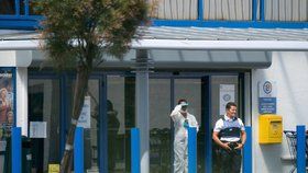 Francouzská policie v neděli v přímořském městě La Seyne-sur-mer na jihu země zadržela ženu, která s nožem v ruce a s výkřikem Alláhu akbar (Bůh je velký) zranila v obchodě dva lidi.