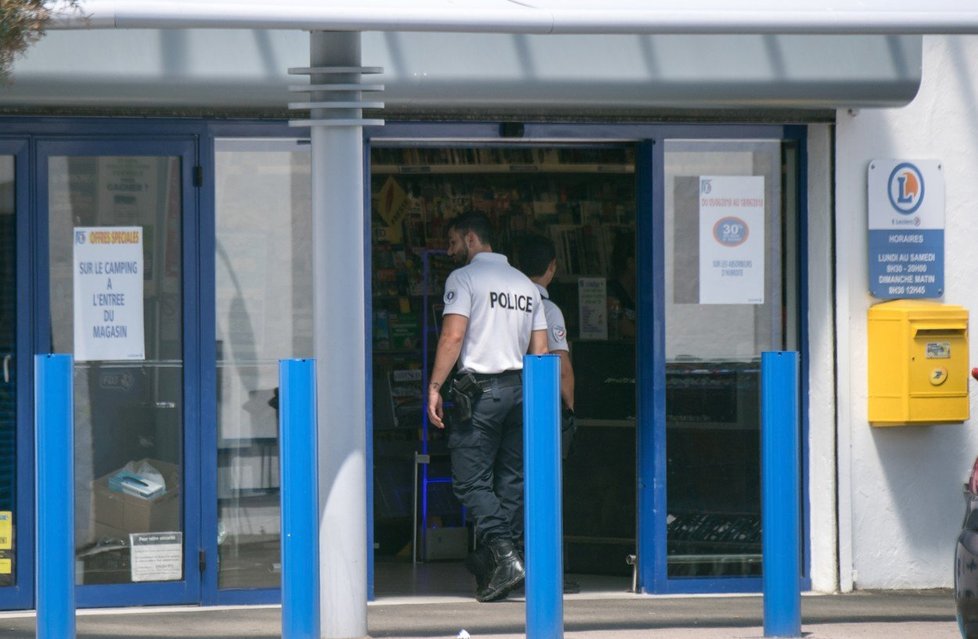 Incidentu údajně předcházela rozepře mezi zákazníky, do níž se pokladní pokusila zasáhnout. Jméno útočnice úřady nezveřejnily.