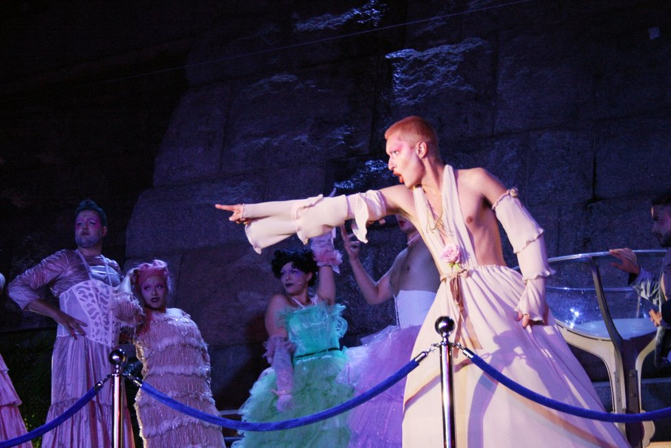 Zkouška opery La Traviata, kterou na Letné uvede umělecký kolektiv Run Operun ve spojení s platformou PiNKBUS, která sdružuje queer umělce.