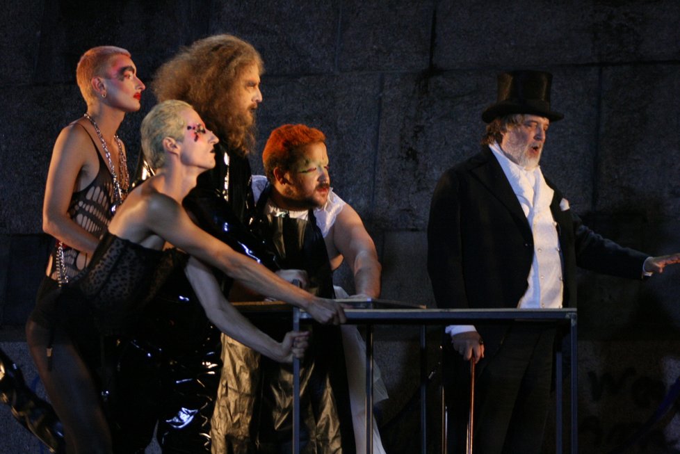 Zkouška opery La Traviata, kterou na Letné uvede umělecký kolektiv Run Operun ve spojení s platformou PiNKBUS, která sdružuje queer umělce.