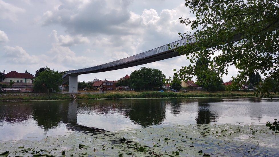 Lávku, která byla v havarijním stavu, v Nymburce strhli.