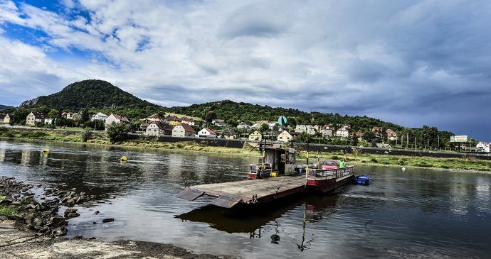 Největší česká řeka Labe kvůli vedru vysychá.