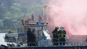 Cvičení na Labi: Požár nákladní lodi s uprchlíky